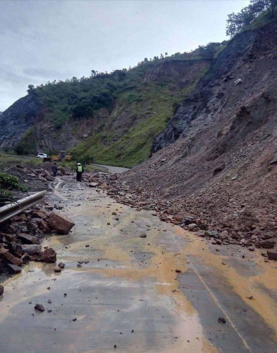 暴雨导致山体塌方 西昌至泸沽湖307省道中断