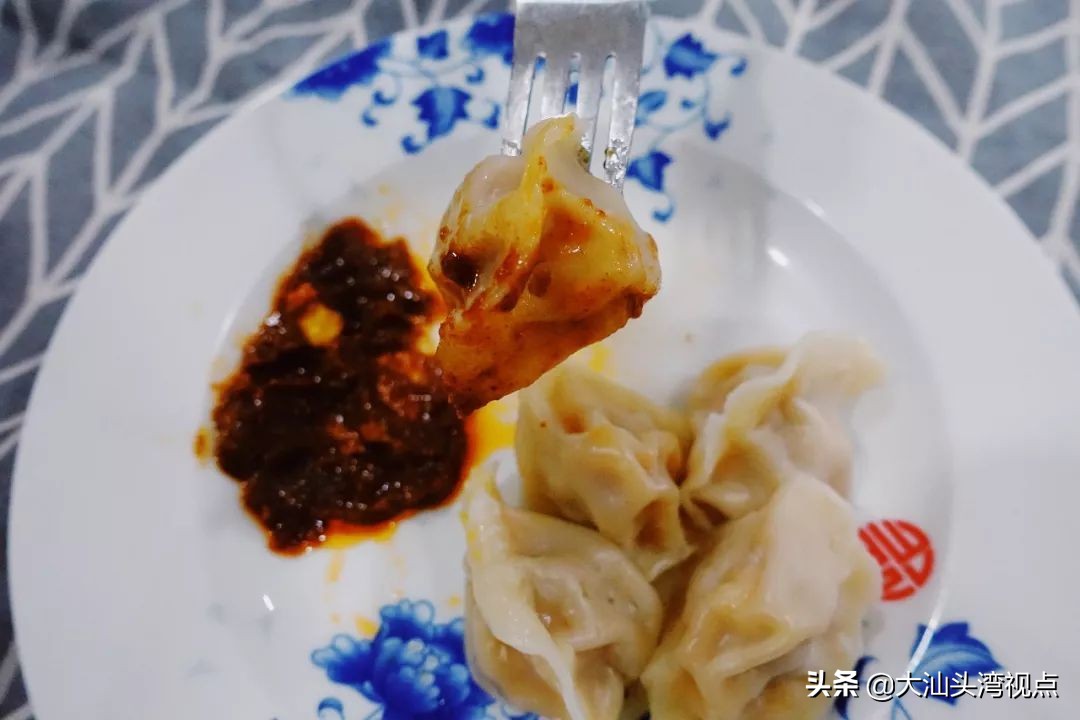 在潮汕，沙茶酱可以蘸一切