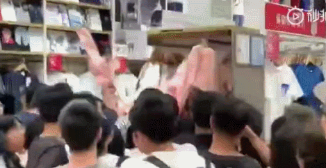 优衣库×KAWS的联名，开业被抢成这样！现实版丧尸即视感~