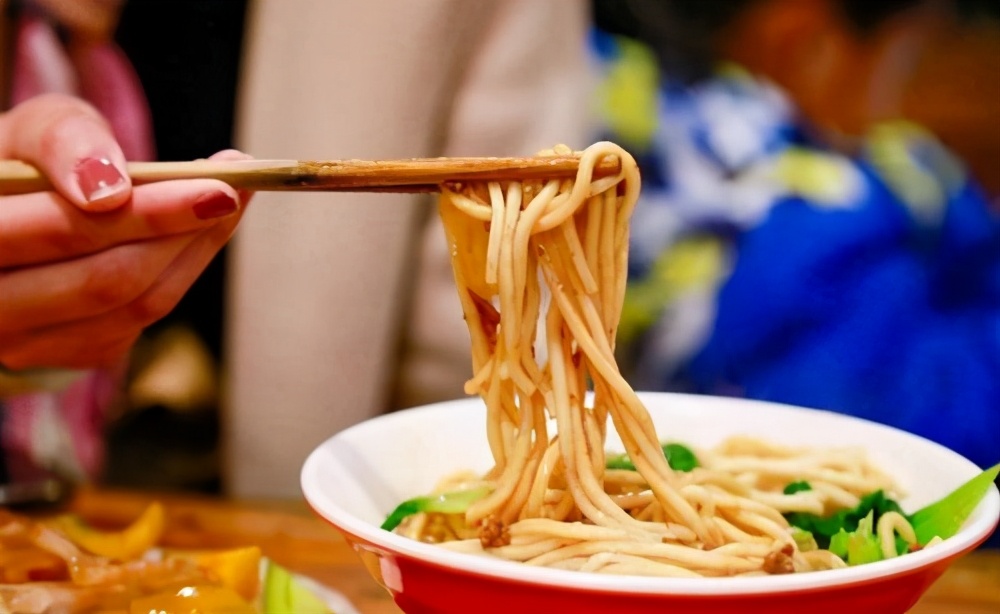 生意冷清的面馆，通过几个简单的方案起死回生，一个月净赚3万