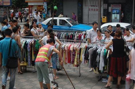 适合摆地摊的6种小商品，简单方便，网友：又在诱惑我摆地摊？