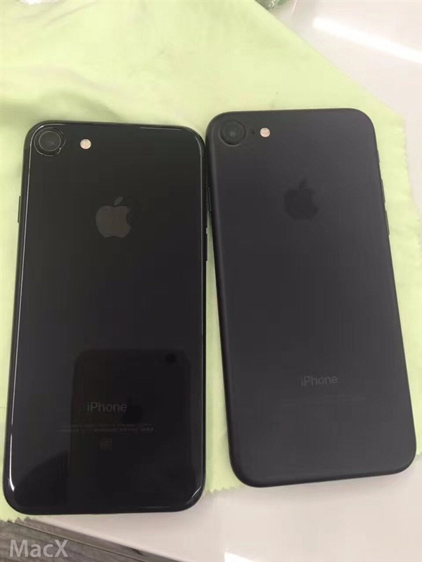 iPhone 7黑色、亮黑色真机对比：差别好大