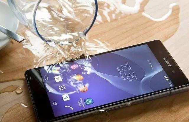 手机不小心进水怎么办？维修师傅教我一招，不花一分钱轻松搞定