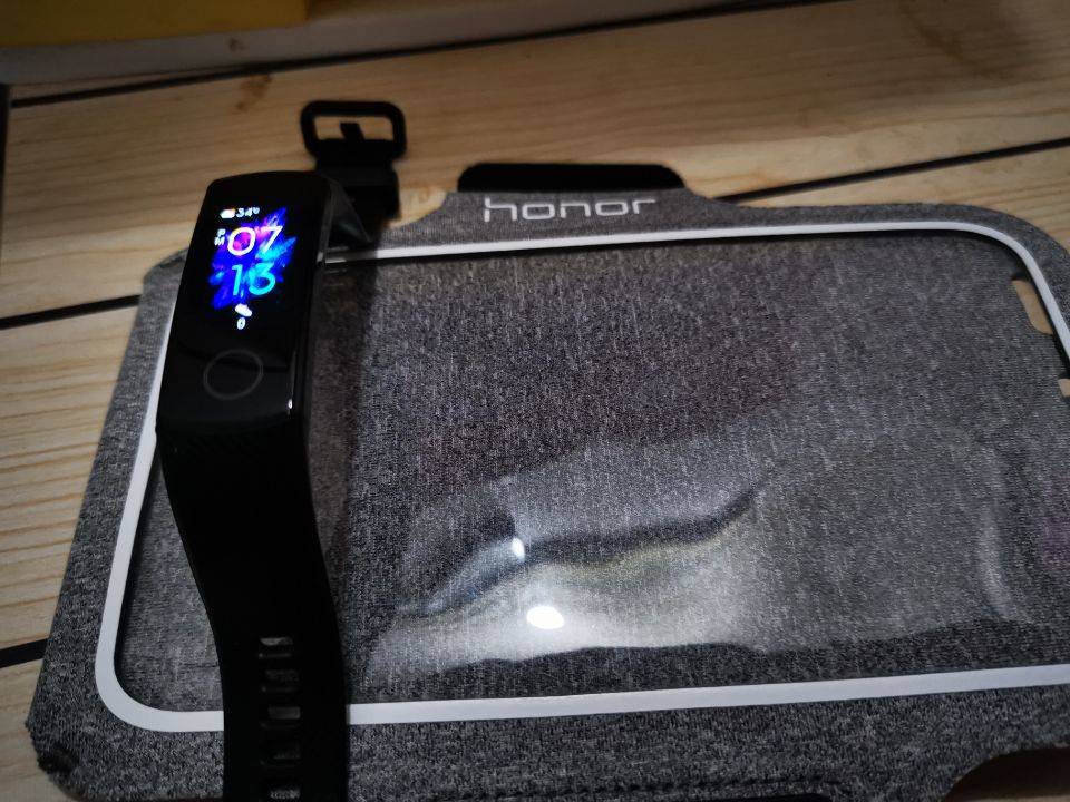 如果手持荣耀手环5的话，可以试试用它控制手机音乐播放和拍照