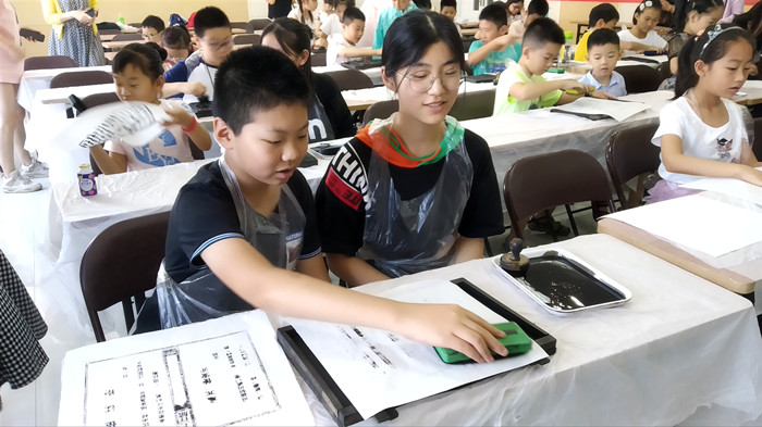"一笔一墨一丹青，一纸一字一发明" 秦淮区红花街道组织活字印刷术体验活动