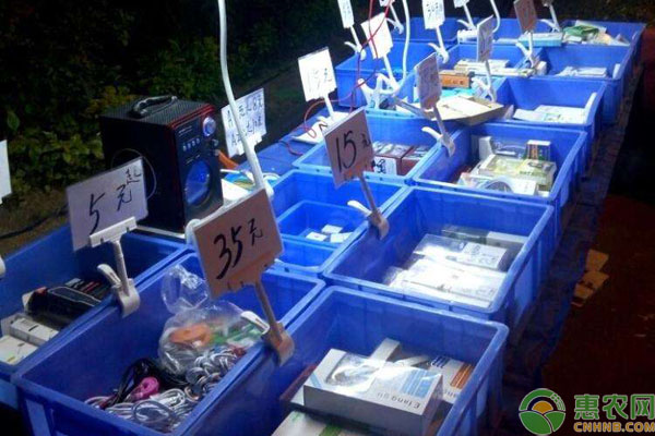27地设摊贩规范点发展地摊经济，摆地摊到底卖什么好？