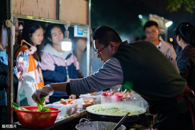 允许摆地摊了，这些火爆街头小吃，生意好低成本，可以试试摆摊