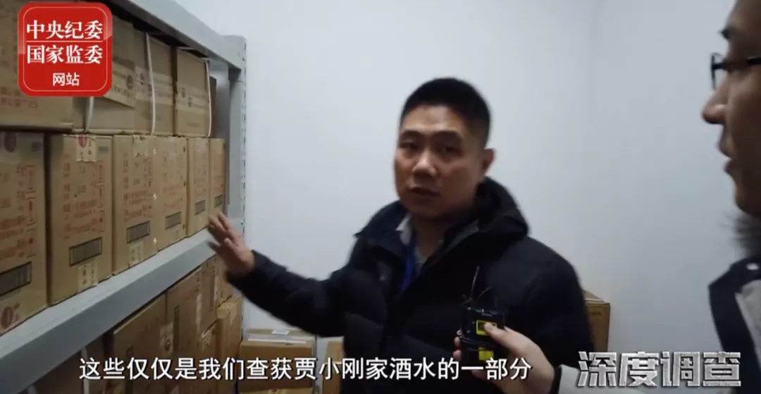 家藏茅台880瓶，他要么在喝酒要么在醒酒