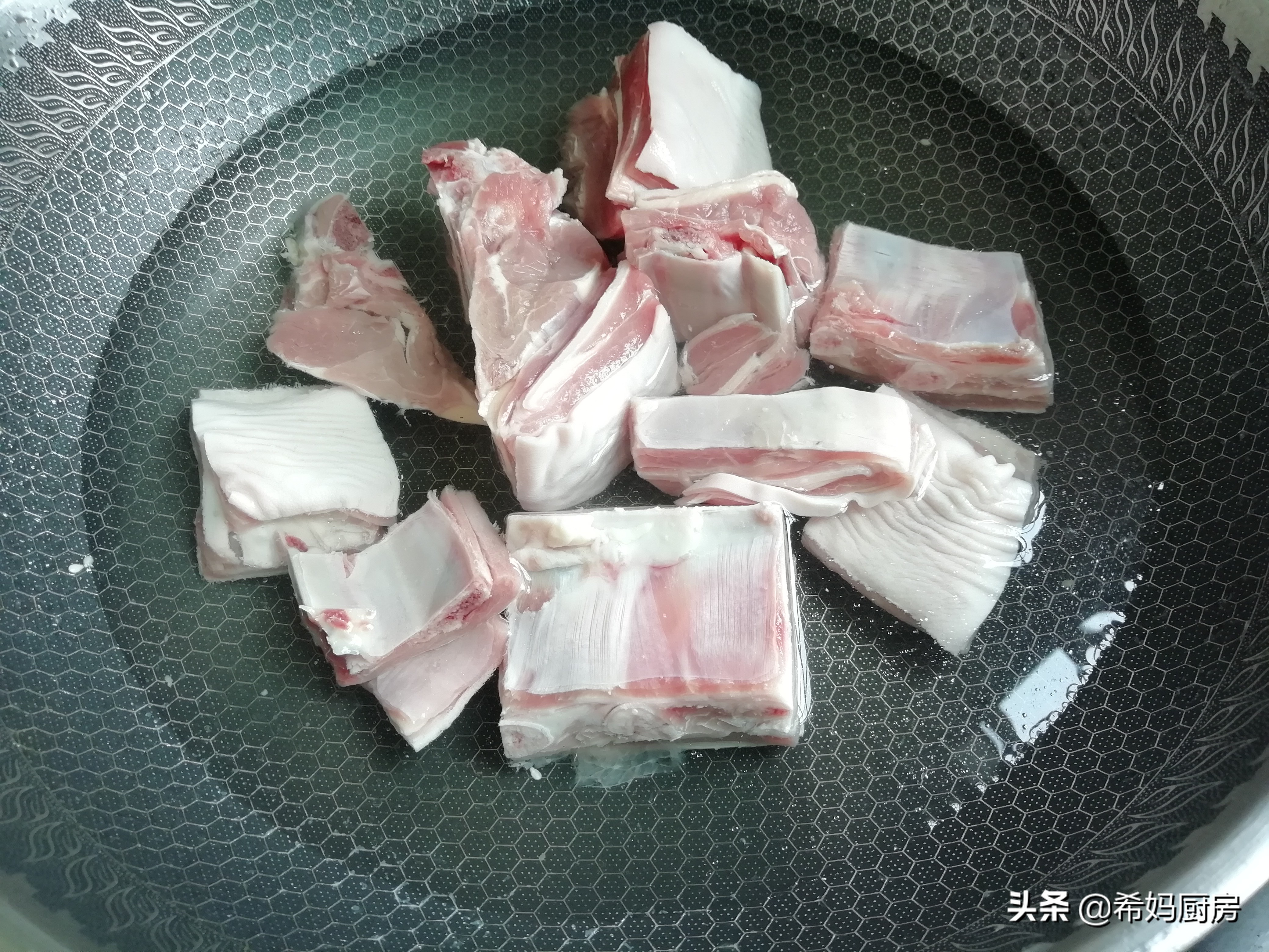 冬天喝羊肉汤暖身，怎么熬成奶白色？教你详细步骤，喝到鼻尖冒汗