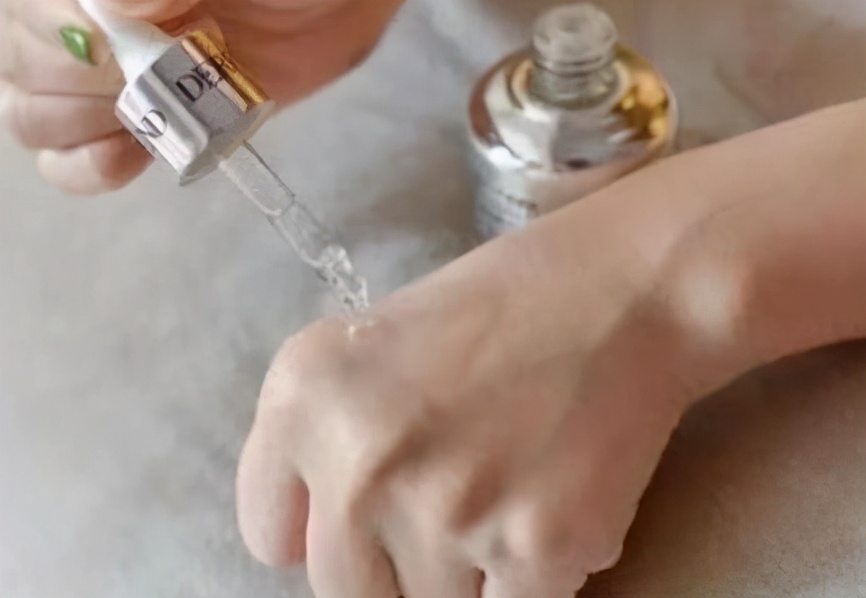 李佳琦分享的精华液，明明有雅诗兰黛的品质，却被误认为是街货
