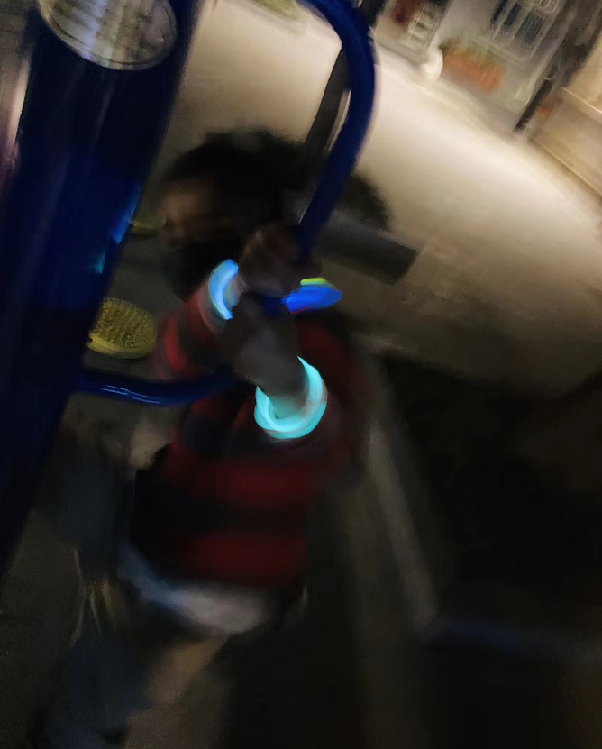 带3岁娃摆了一次地摊，不仅利润可观，他再也不缠着我要玩具了
