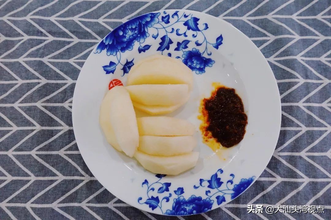 在潮汕，沙茶酱可以蘸一切