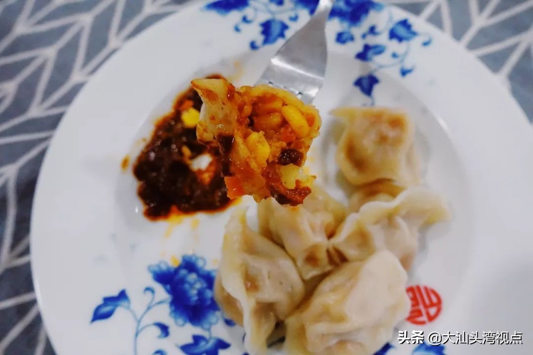 在潮汕，沙茶酱可以蘸一切