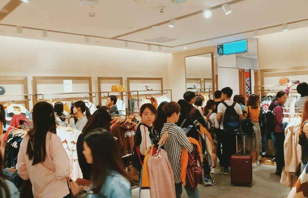 原价两百的羊毛衫降价卖几十，两月清完所有库存，老板净赚50万