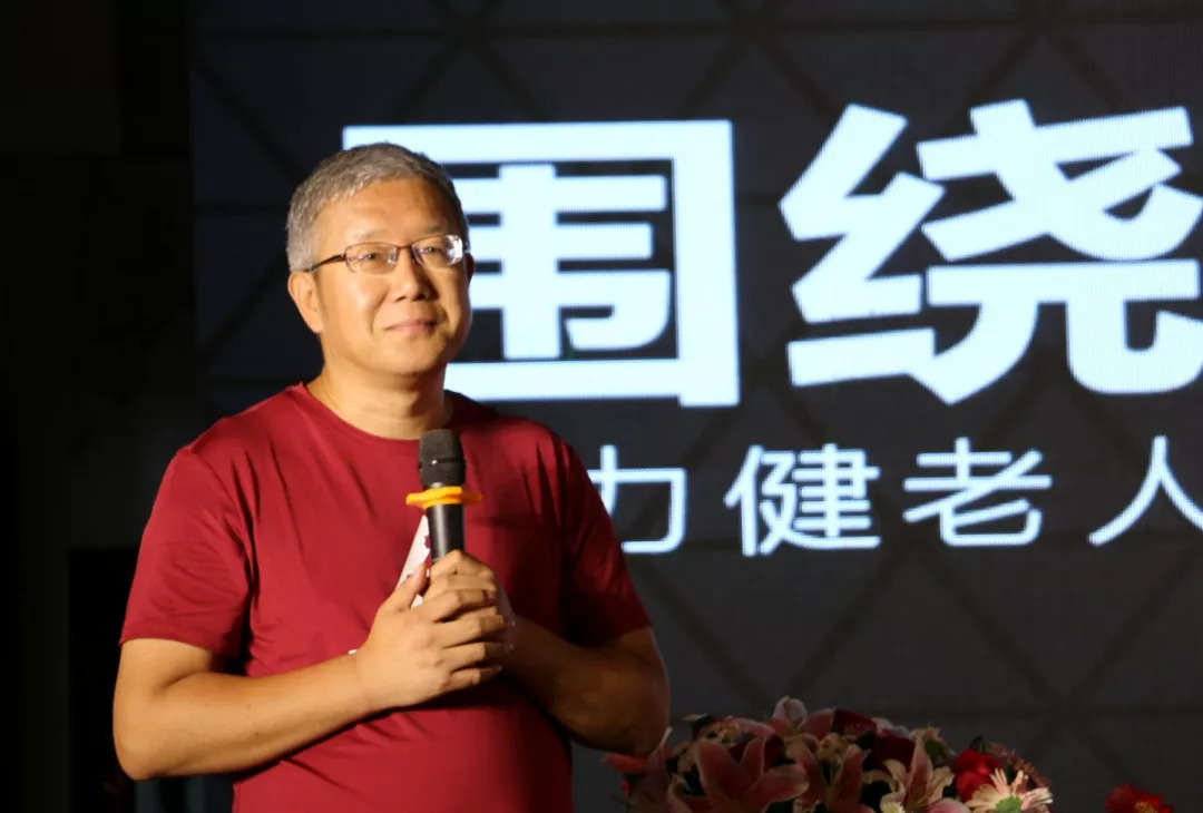 39岁创业亏掉3000万，他亲手摸遍老人脚，一年卖出2000万双鞋