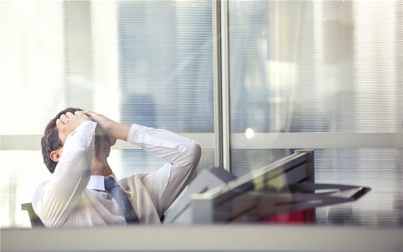 目前社会上，为什么许多企业倒闭后老板要选择跑路呢？分析一下