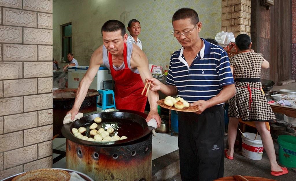 这个老板太牛了！只用了简单两招，把一家小镇早餐店做得红红火火