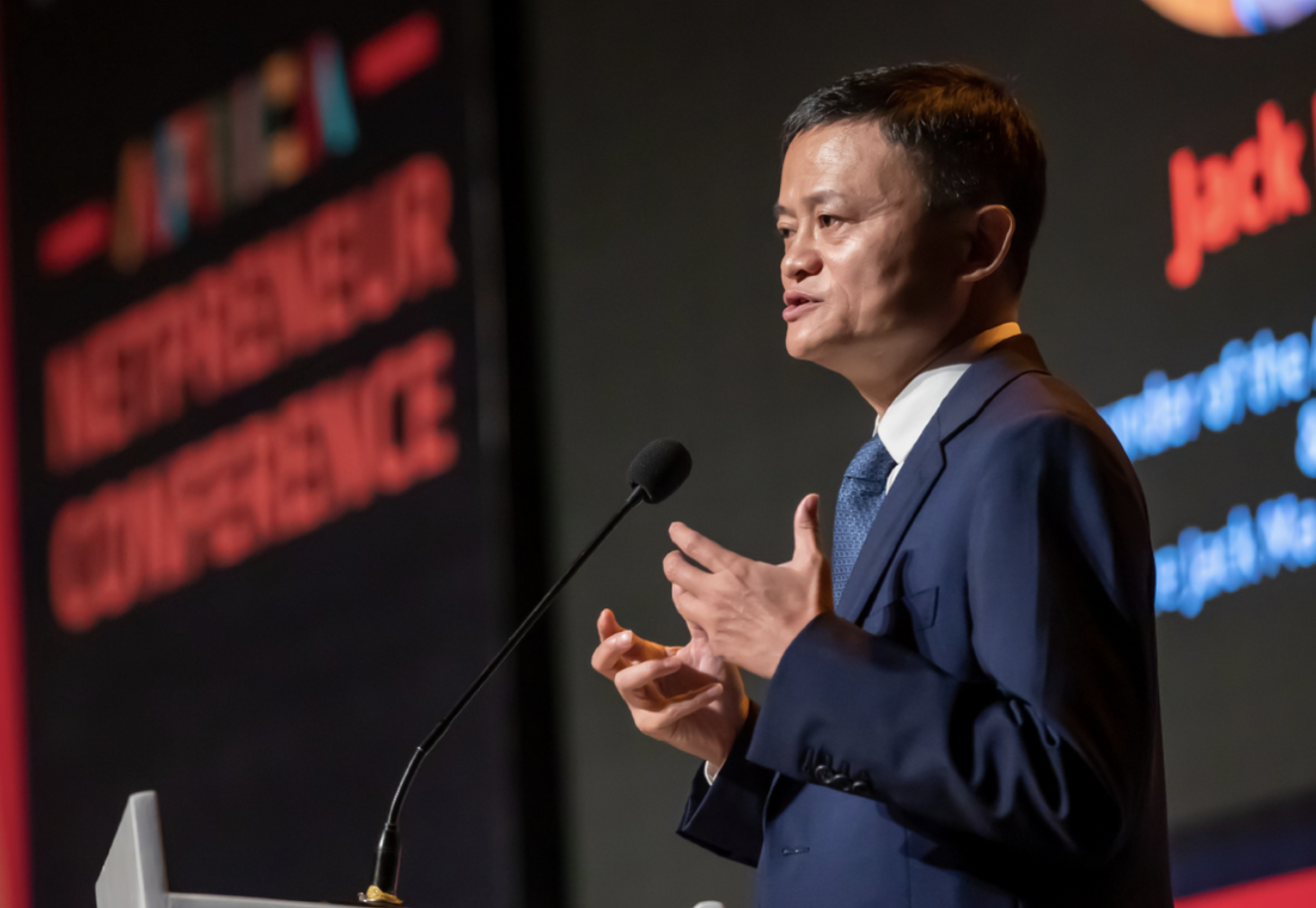 马云以4000亿身价蝉联首富，王健林却跌出天际，背后逻辑是？