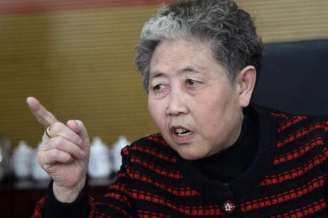 大儿子建烂尾楼，小儿子差点砸了招牌，不上市的老干妈被坑惨了