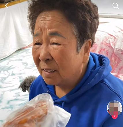 72岁田姥姥拍短视频，半年涨粉1500万，背后模式引发深思