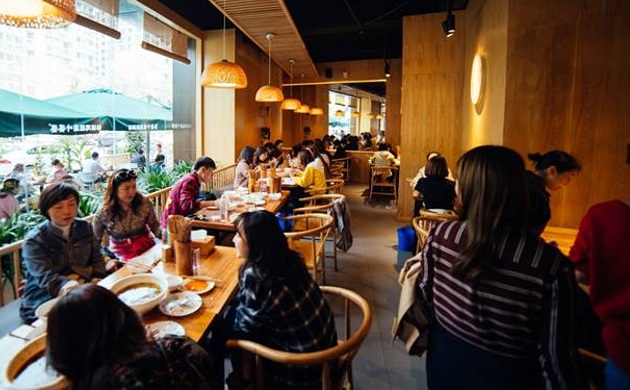 新店营销：四川大姐开小店卖钵钵鸡，9.9元享双人套餐，生意爆满