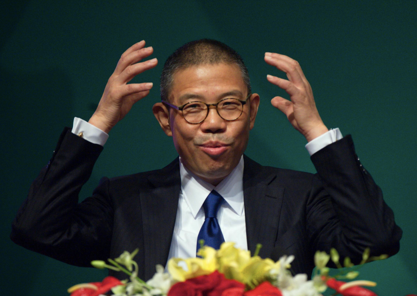 首富“清仓式”退出，两家公司跌750亿！钟睒睒在打什么算盘？