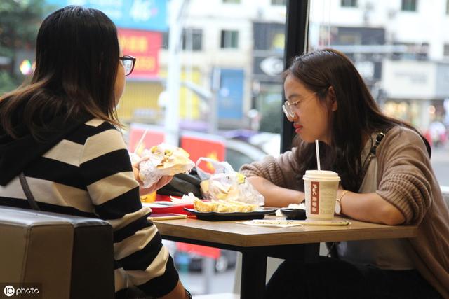 餐饮店的朋友圈就是“线上门脸”，这样发圈，才会生意火爆