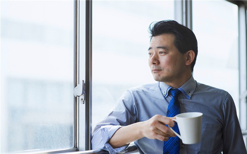 50岁左右的中年人，想年收入稳定在20万以上，目标如何才能实现？
