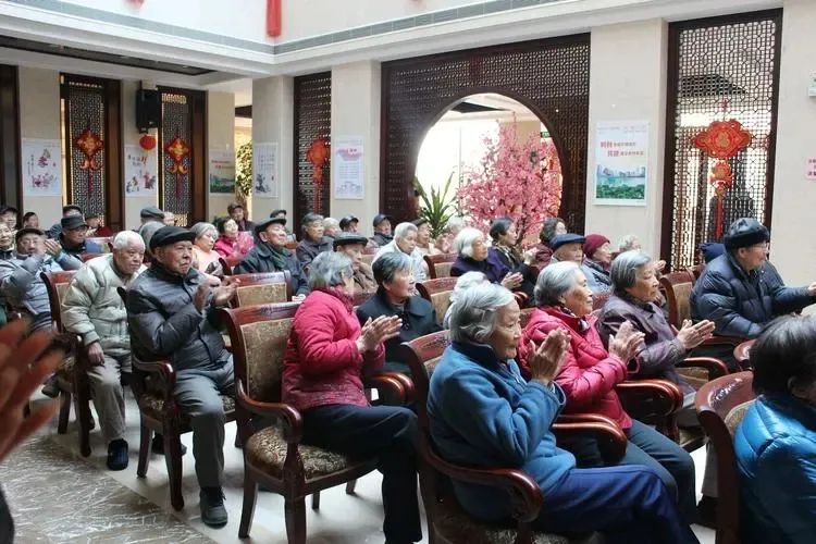 投入100万，在小县城创业，做什么项目有前景？