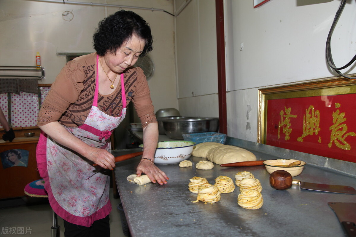 我，58岁农村老太太，卖手抓饼4年挣20万，有钱媳妇也孝顺了