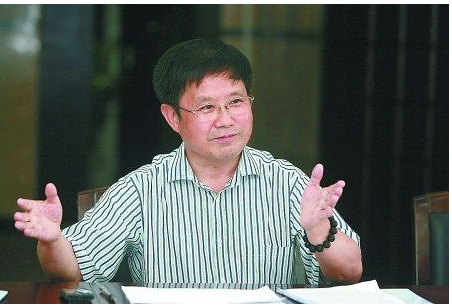 从乡村教师到广西首富，他46岁卖房创业，身价半年涨了1000亿