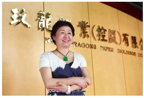 中国第一位女首富：曾在街头捡垃圾，如今身价高达420亿