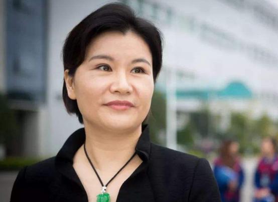从打工仔到女首富，靠2000元成功发家，如今成为“手机屏女王”