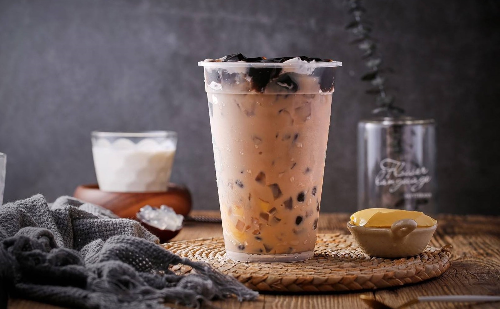 便利店免费送出10万奶茶，不仅没亏，还赚个不停