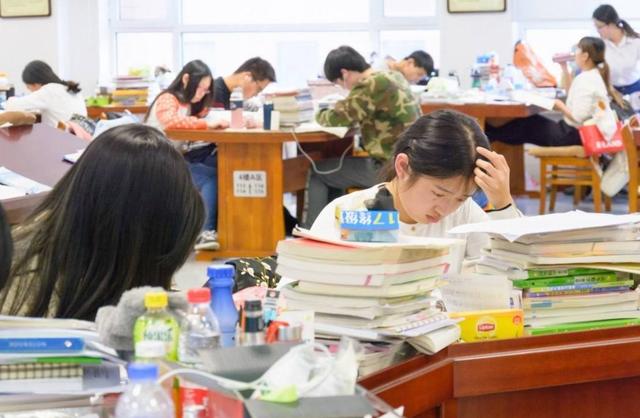 大多实体书店濒临倒闭，可这家小书店运用免费模式，年收入超百万