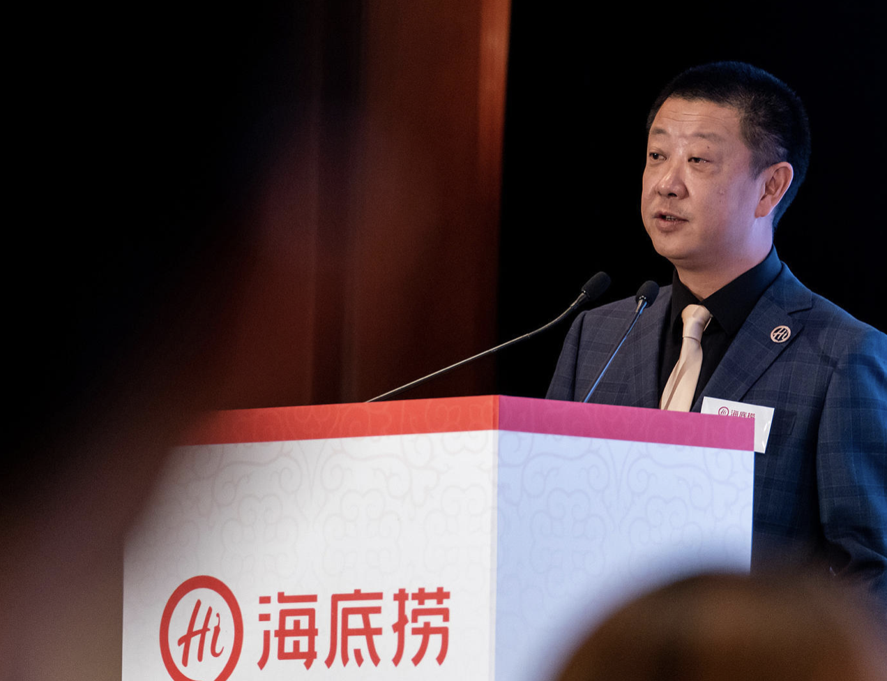 失去新加坡首富头衔，身价跌至867亿，海底捞疯狂开店策略对吗？
