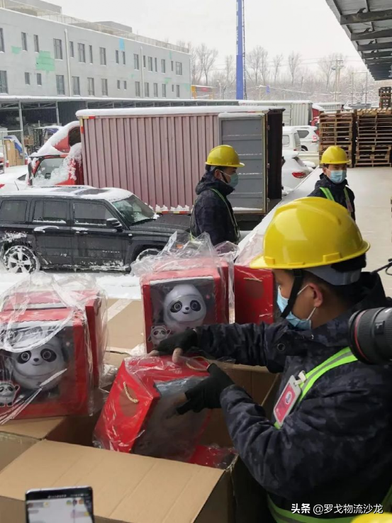 ​一大批冰墩墩到货啦！冬奥物流如何圆梦“一户一墩”？