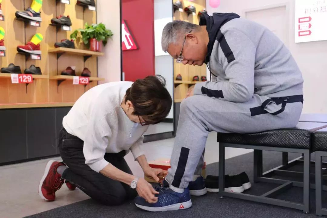 39岁创业亏掉3000万，他亲手摸遍老人脚，一年卖出2000万双鞋