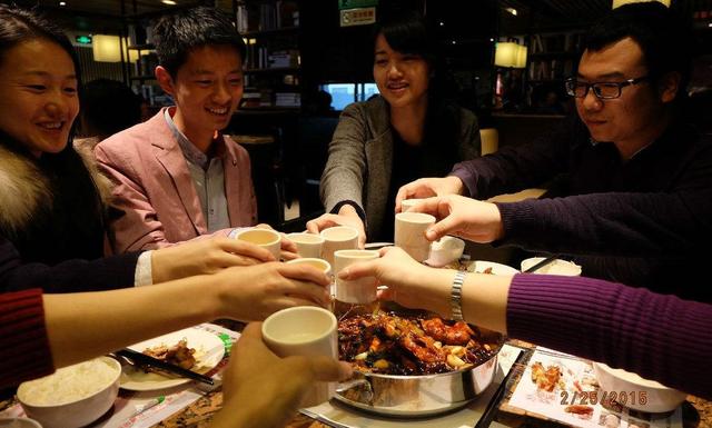 餐厅一个菜只卖一块钱，别人都笑老板要赔本，其实老板赚翻了