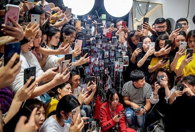直播电商新万亿时代，商家自播会比网红带货更香吗？