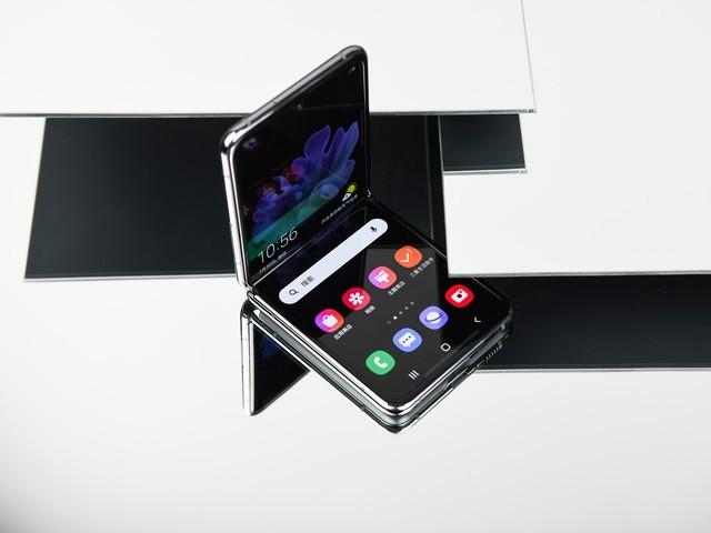 三星折叠屏Z Flip 5G上手 感受富豪的滋味