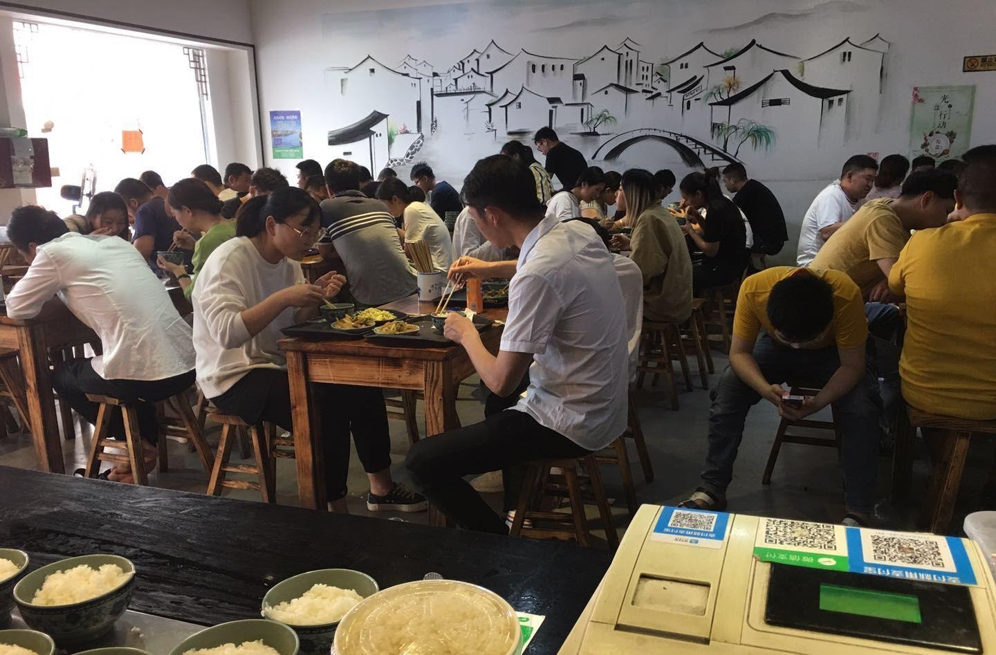 如何经营快餐店？只用2招引爆客流，让同行眼红不已