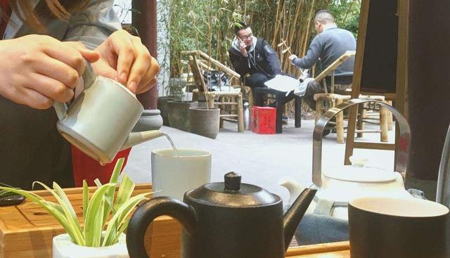 原本入不敷出的茶馆免费请人喝茶，生意反转，年赚上千万