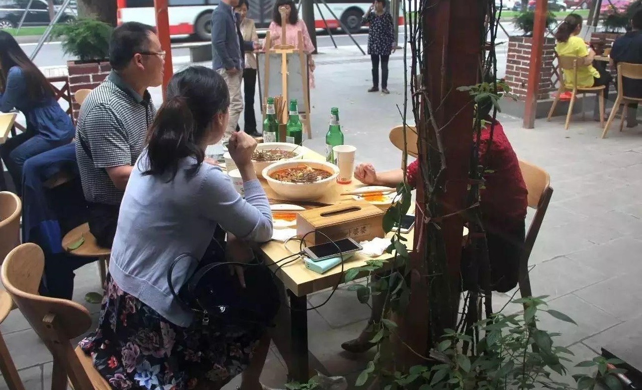 餐饮店花9.9买99元套餐，再送699元现金，月赚二十万