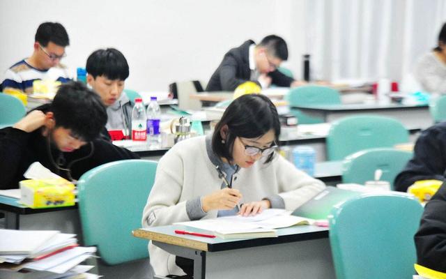 大多实体书店濒临倒闭，可这家小书店运用免费模式，年收入超百万