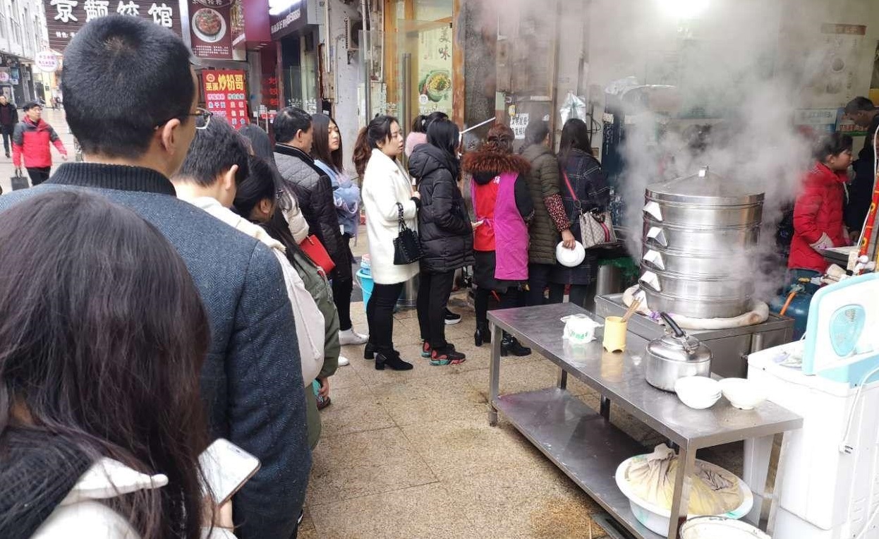 这家早餐店火了！老板太会做生意，小小店面竟然月入30万