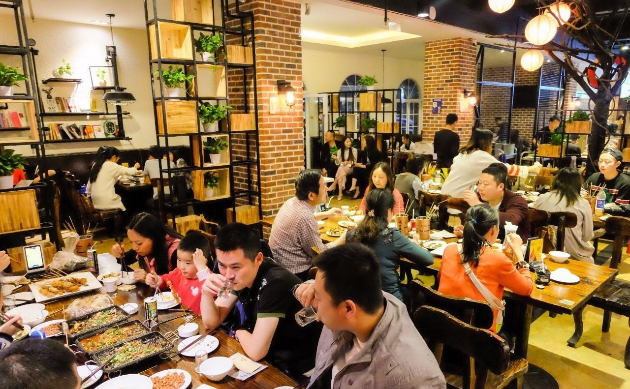 激烈竞争下，10平方米的小烧烤店通过社群营销，一个月赚20万