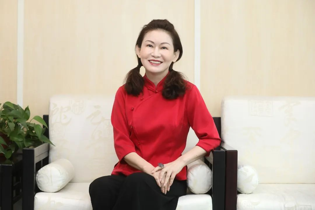 京城女首富握着女星“命脉”，靠地产发家最赚钱业务却不是卖房