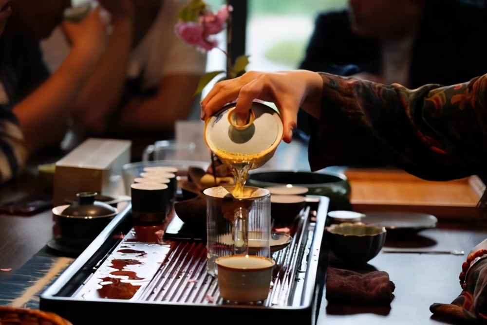 暴利的茶行业！茶馆免费请喝茶，一年收入竟然有千万