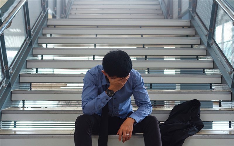 目前社会上，为什么许多企业倒闭后老板要选择跑路呢？分析一下